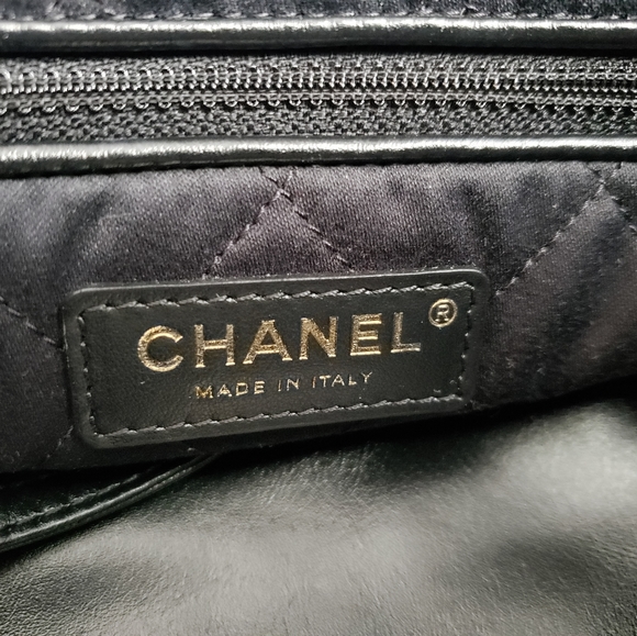 The Chanel 22 small handbag - Picture 5 of 12